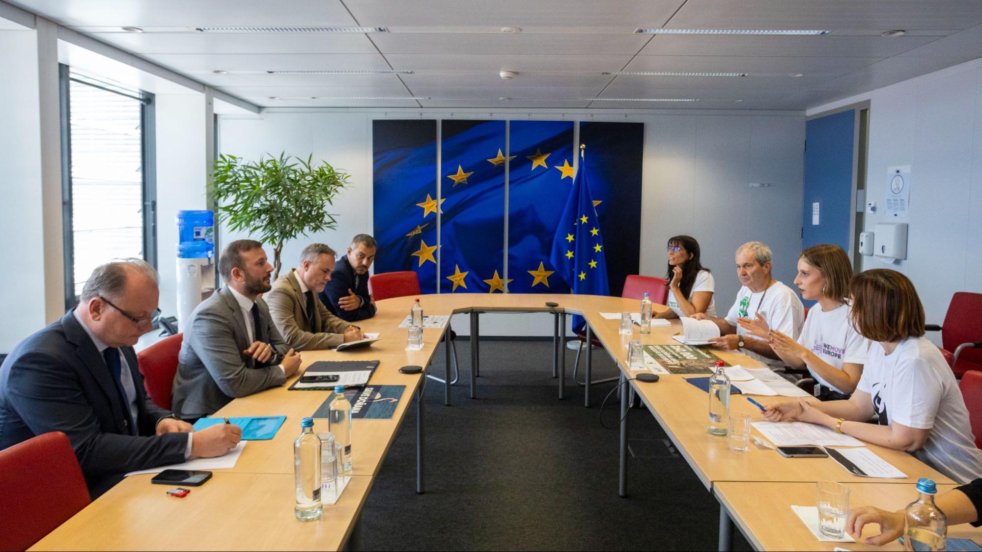 zdjęcie ze spotkania z unijnym komisarzem