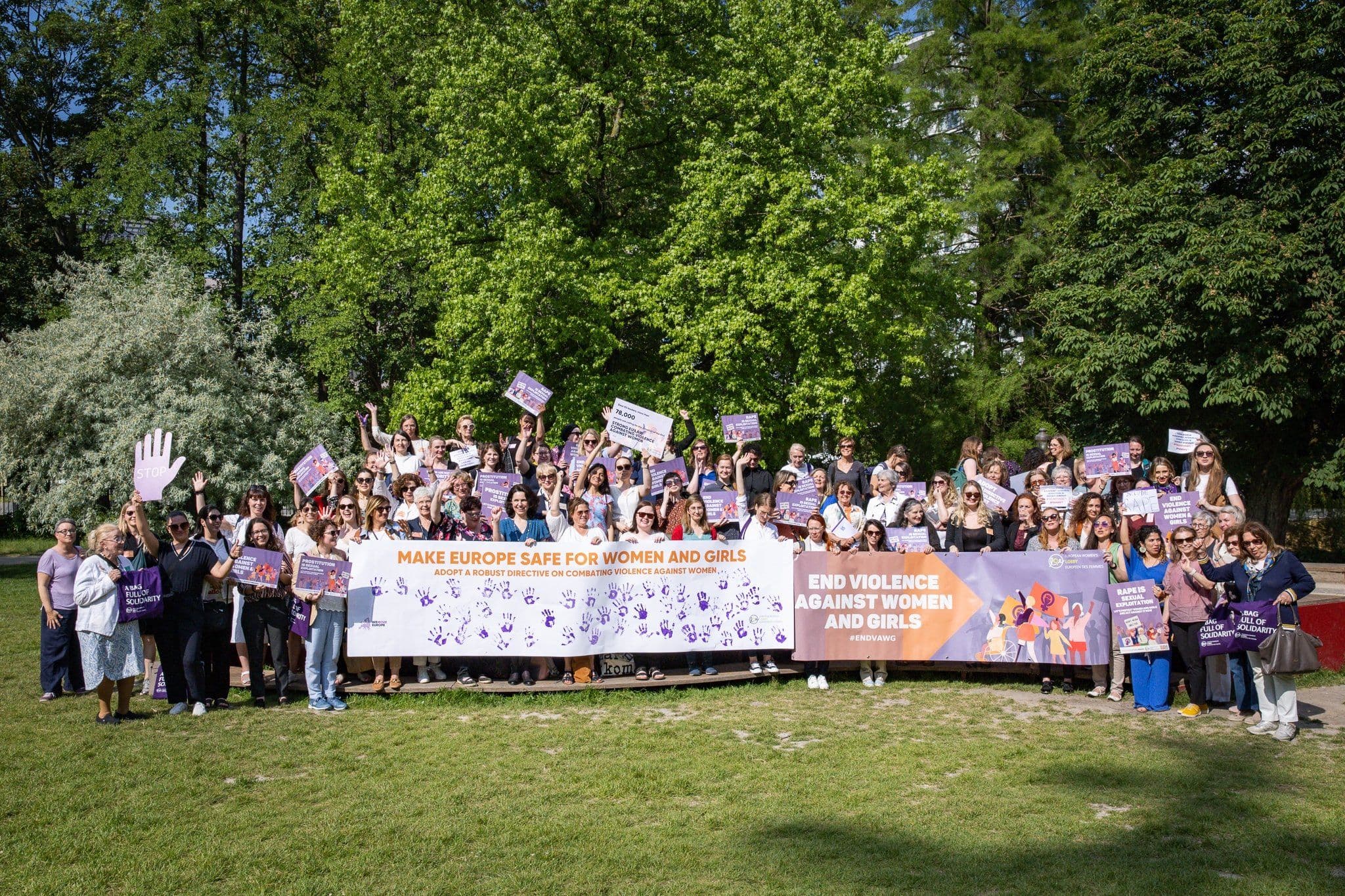 Foto delle persone riunite per la manifestazione