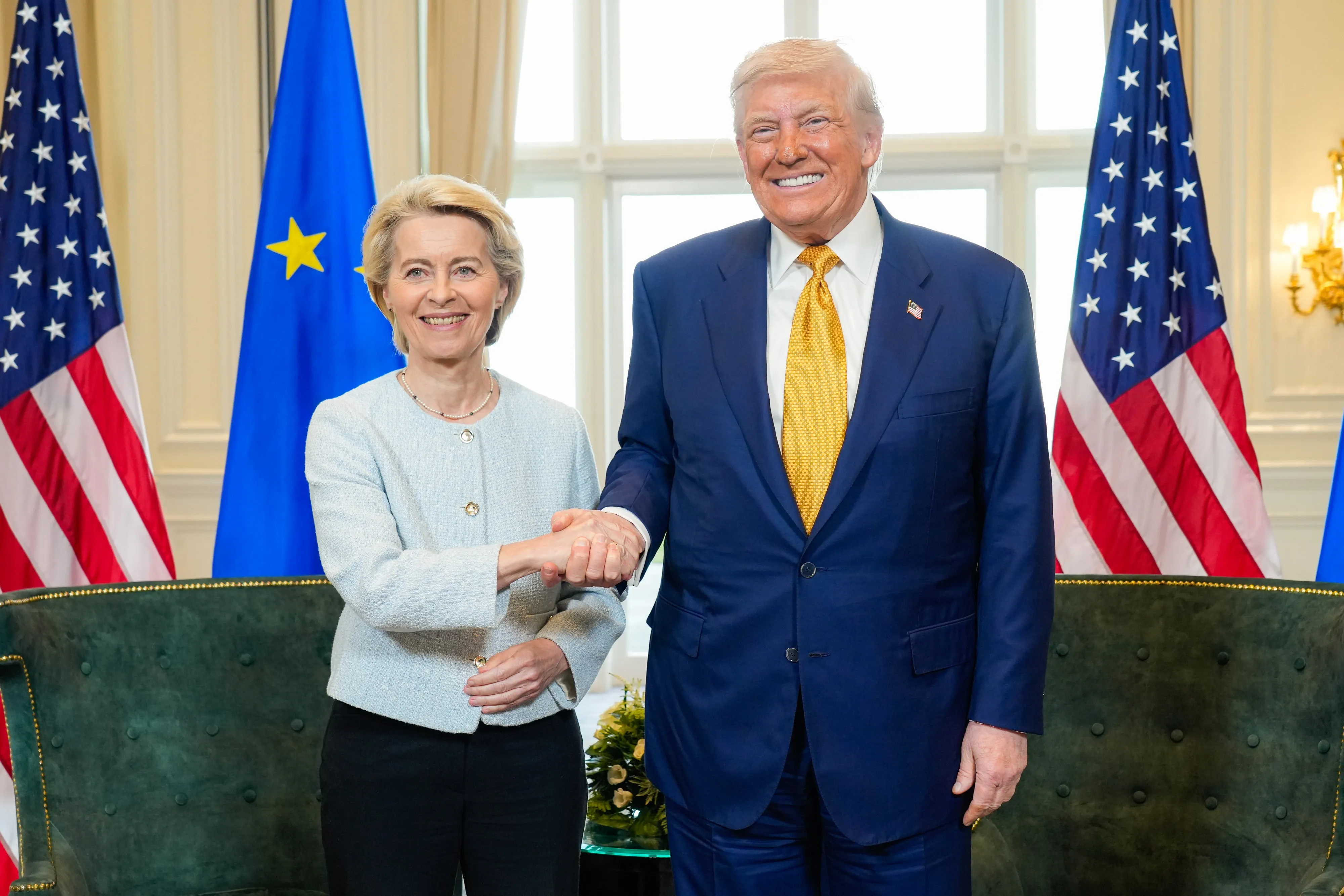 La presidenta Von der Leyen estrechando la mano de Trump