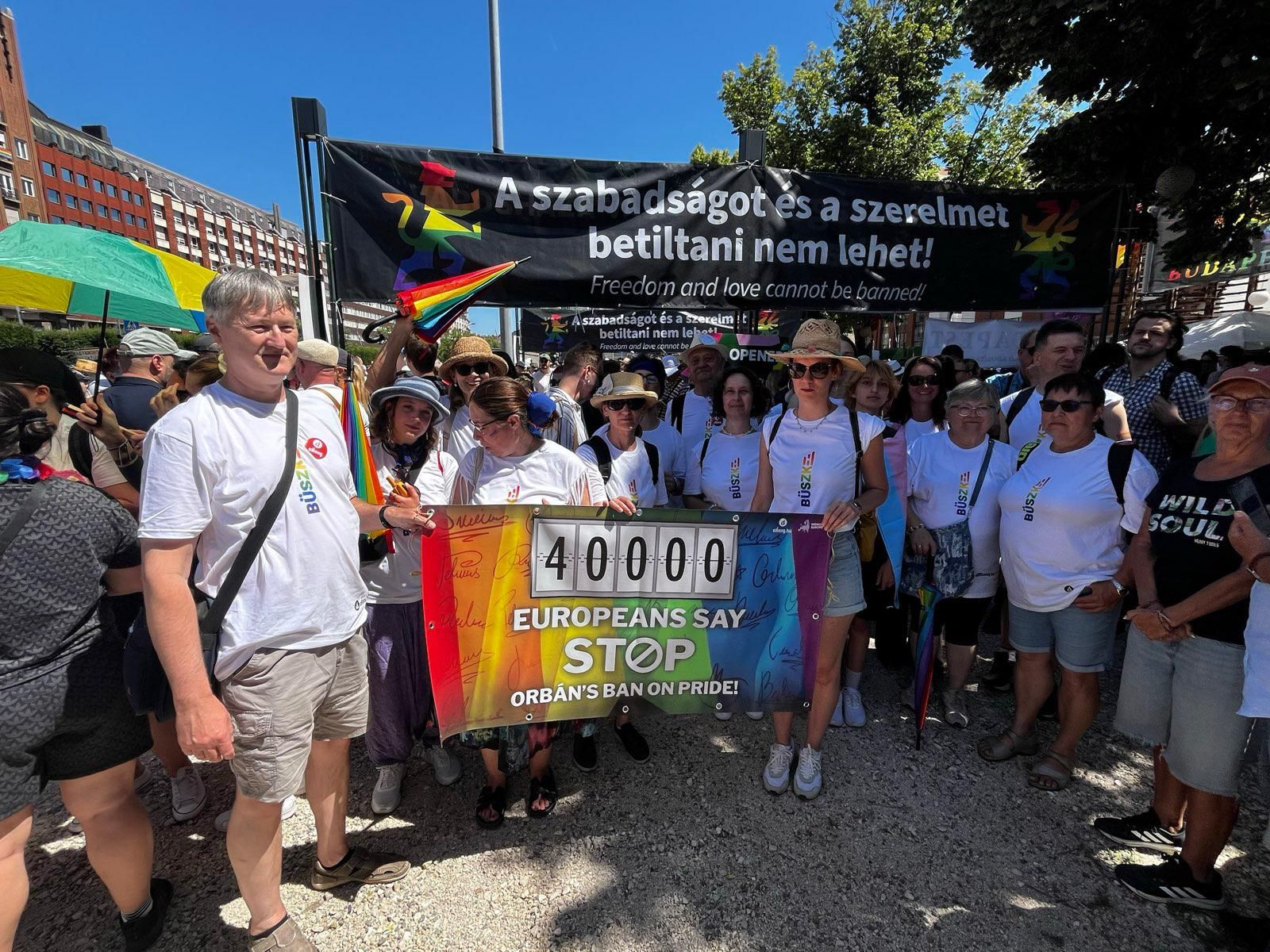 Wolontariusze trzymający transparent z napisem "40 000 Europejczyków mówi: STOP zakazowi parady równości przez Orbána!"