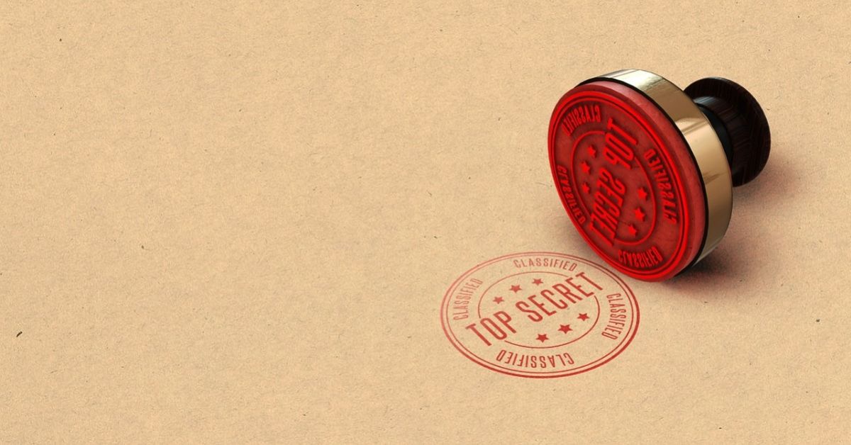Foto de un sello de caucho rojo con el mensaje "Top secret"