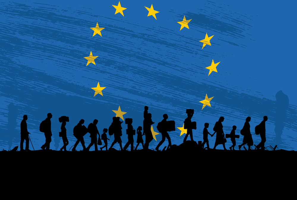 Afbeelding van mensen op drift met op de achtergrond de vlag van de EU