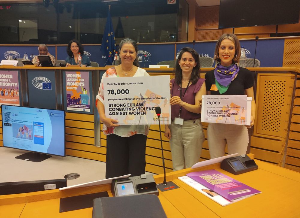 Activistas, entre ellas nuestra responsable española de campañas, Carmen, posan en el Parlamento Europeo durante la entrega de las firmas