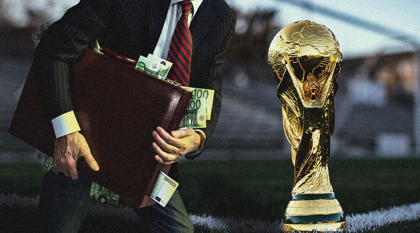Foto van een in pak geklede man die er vandoor gaat met een koffer vol geld met op de voorgrond de FIFA-beker