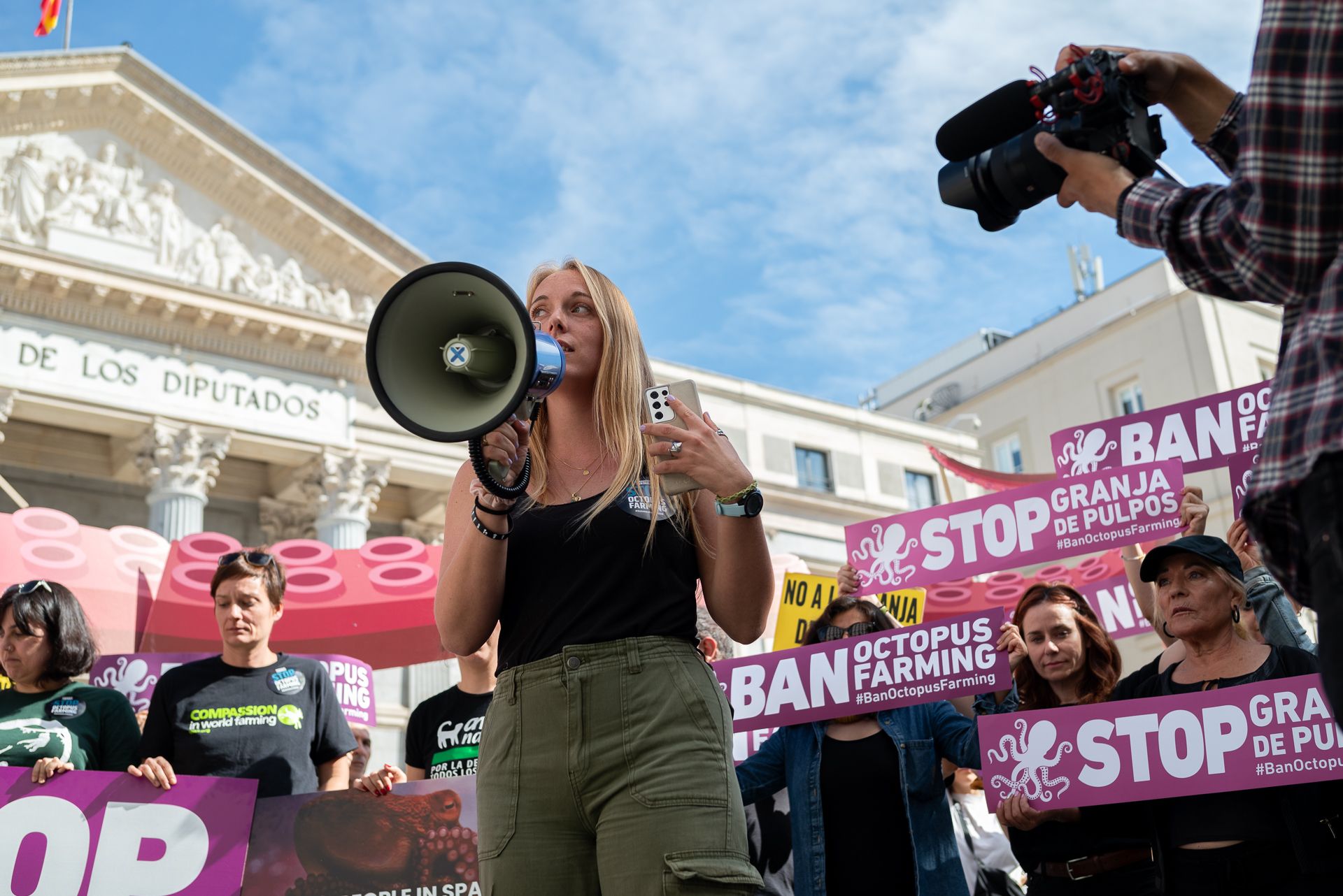 Taïme in front of the Spanish government, demostrating against the octopus farm