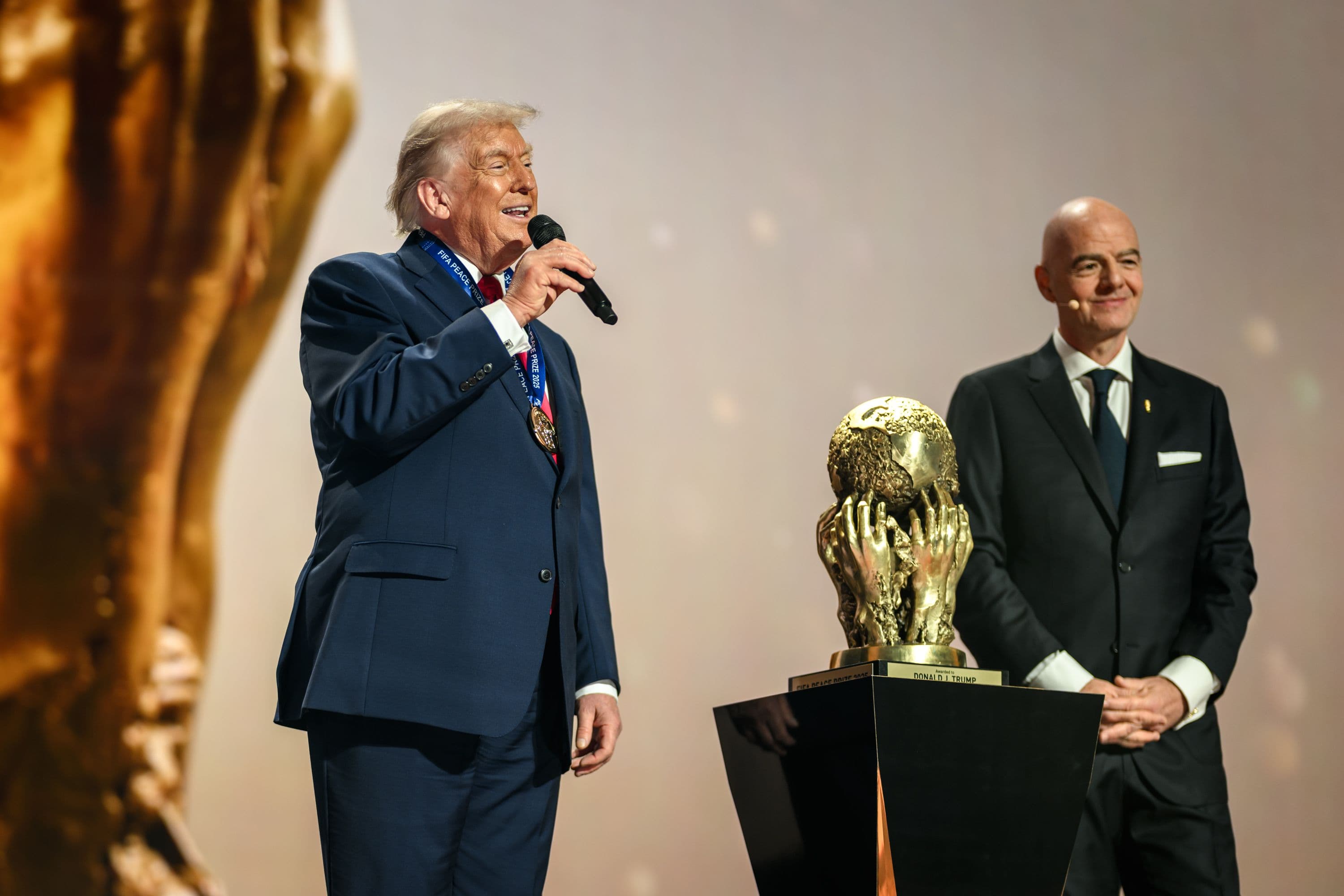 Donald Trump prend la parole lors d'un événement consacré à la Coupe du monde 2026, aux côtés de Gianni Infantino