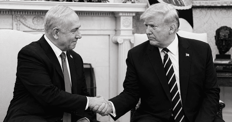 Imagen en blanco y negro de Trump y Netanyahu dándose la mano