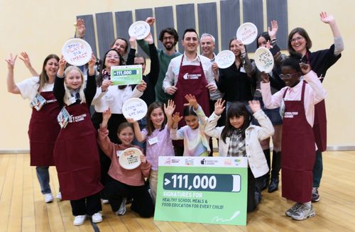 The Commissioner for Health, the Commissioner for Agriculture and Food, Hajar from WeMove Europe and a group of school children pose together with a bill that says 111.000 signatures.