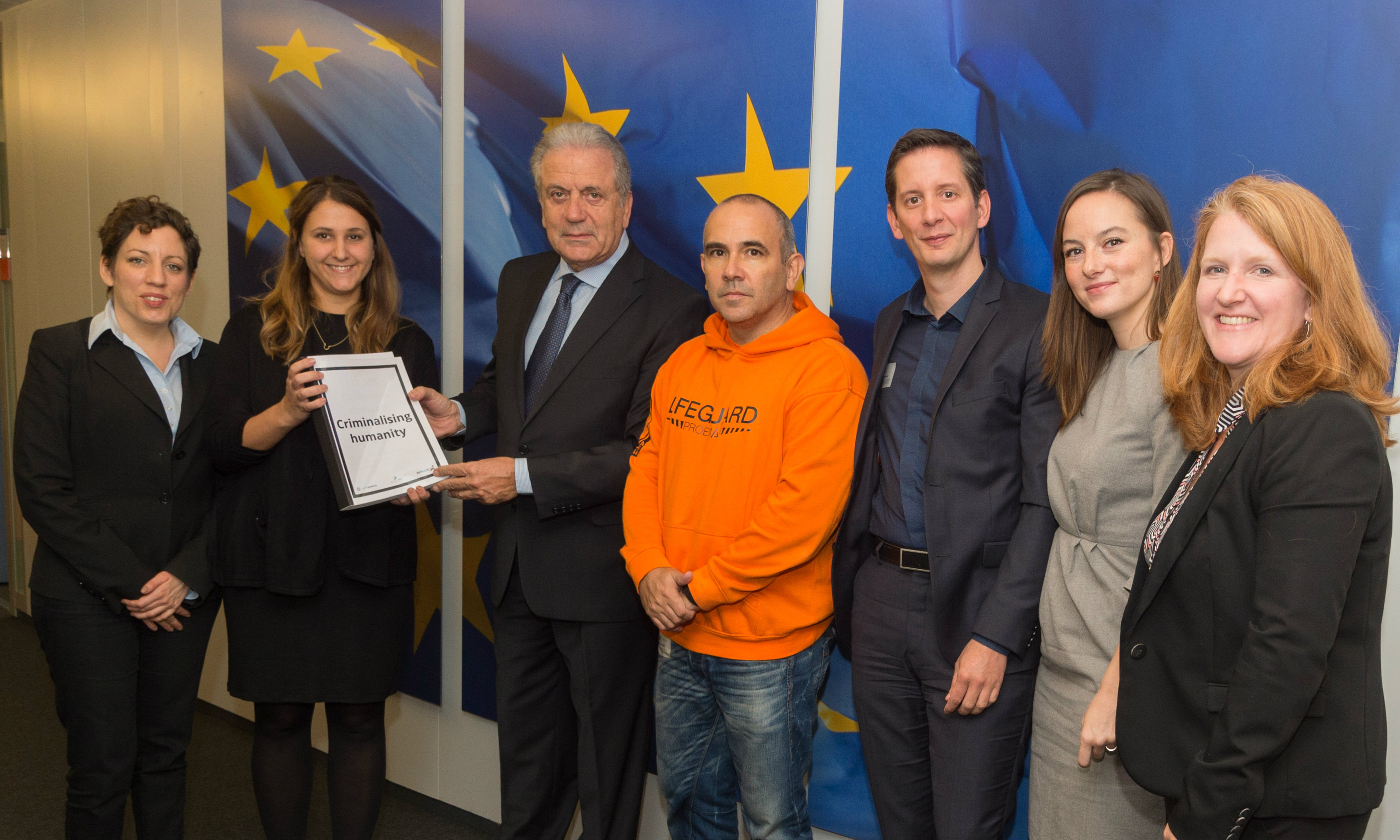 Campaignerin Olga Vuković (2. von links) und Manuel Blanco (4. v.l.) bei Kommissar Avramopoulos (3. v.l.).