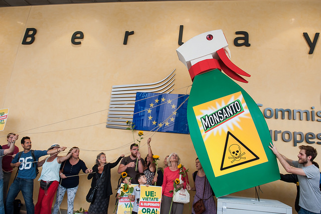 Entwurf für Aktion gegen Glyphosat. Eine RoundUp-Flasche wird gestürzt.