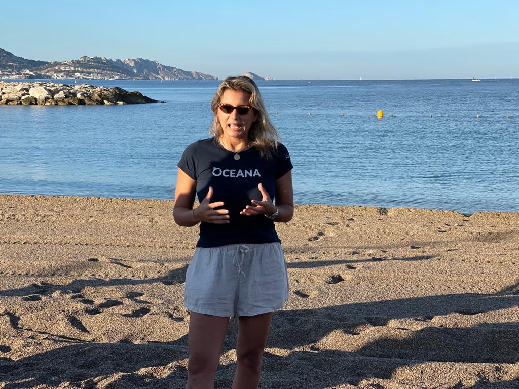 Maya Gabeira spricht am Strand über die Überfischung.