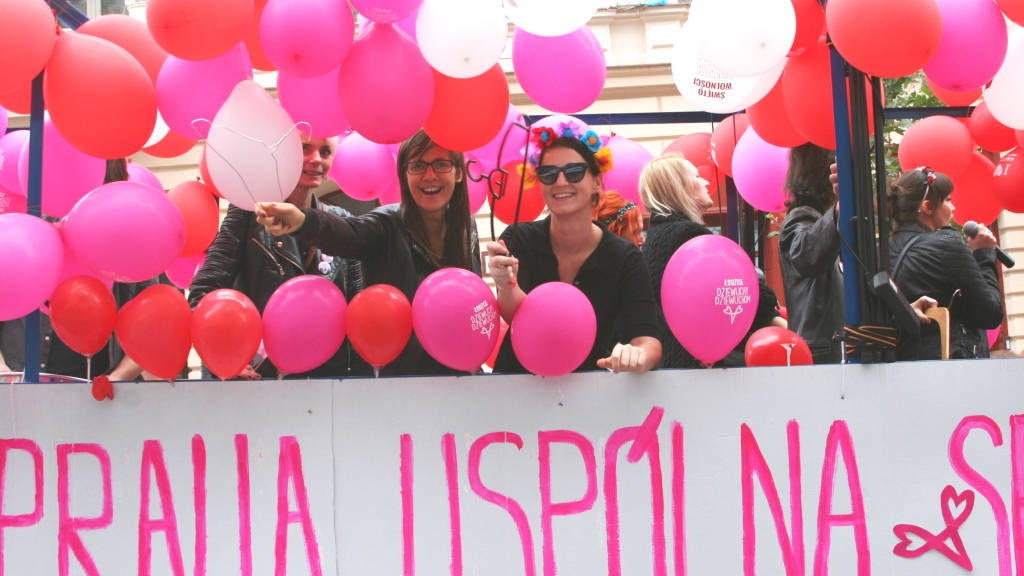 Campaignerin Julia (Sonnenbrille) auf der Demo am Sonntag in Polen