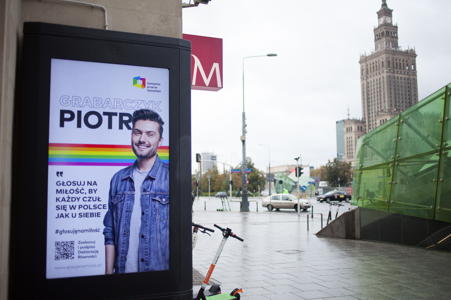 I poster sono già appesi a Varsavia. Aiutaci a diffondere il messaggio anche nelle piccole città!

