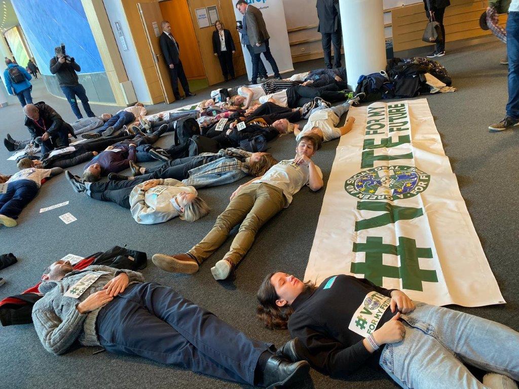 20. November 2019. Die-in im Europaparlament.