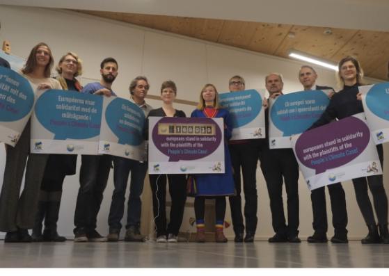 Kläger/innen aus Portugal und Schweden mit unseren Partnern und WeMove.EU-Aktivisten bei der Übergabe der Unterschriften. Kläger/innen aus Portugal und Schweden mit unseren Partnern und WeMove.EU-Aktivisten bei der Übergabe der Unterschriften.