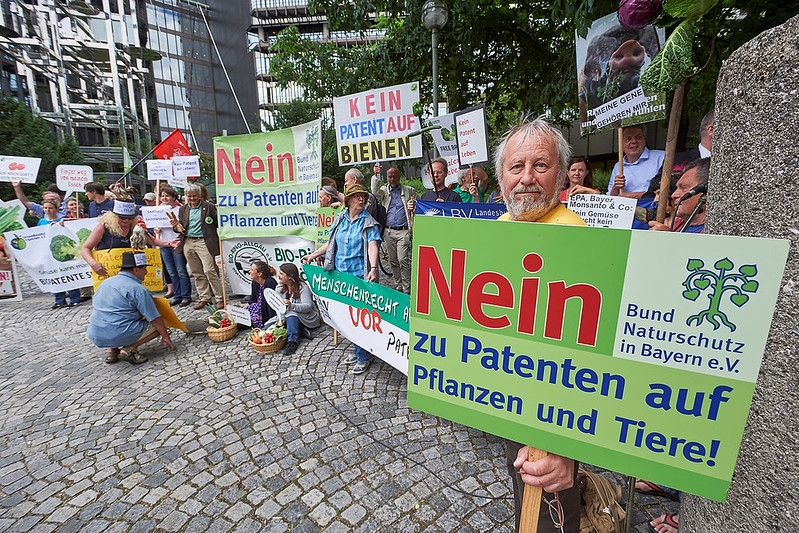 Été 2016, Munich : agriculteurs, jardiniers et militants dépose une pétition de 800 000 signatures à l’Office européen des brevets : 800 000 citoyens de toute l’Europe disent “non” aux brevets sur les êtres vivants. [2]