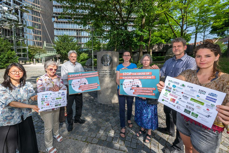  Ativistas de várias organizações apelam ao fim da patenteação de plantas e animais e entregam a nossa carta aberta contra a patenteação do salmão.