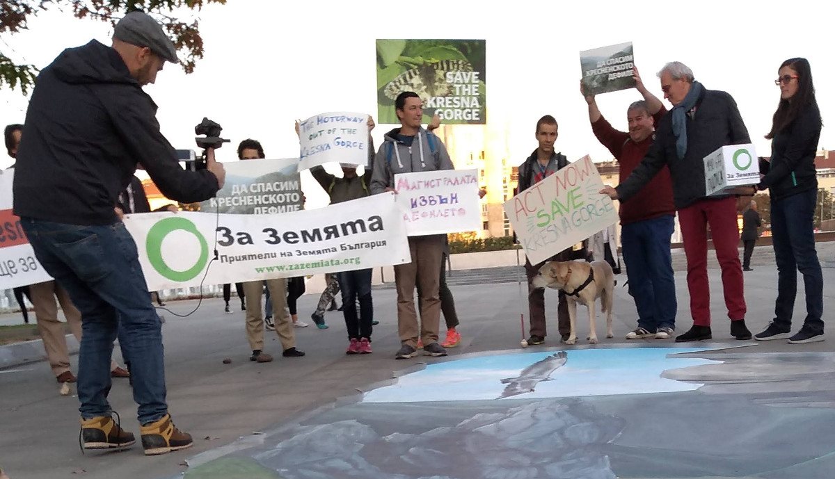 Protest gegen die Autobahn durch die Schlucht in Sofia, Bulgarien. Ein Videofilmer filmt eine Gruppe von Demonstranten. 