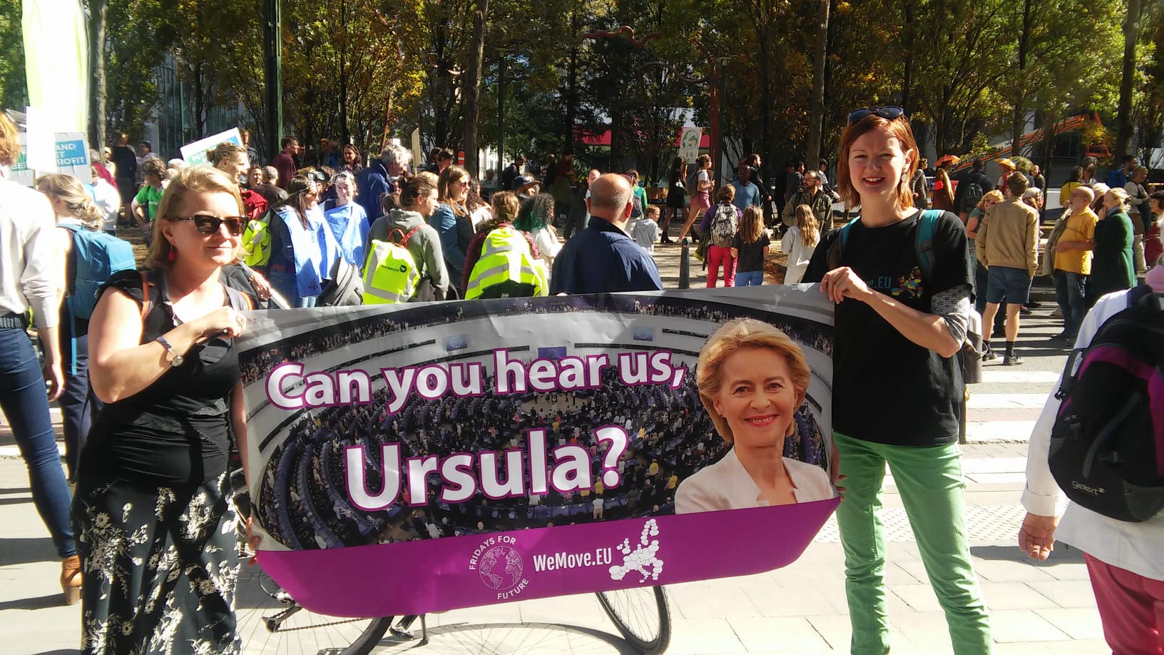 Unsere Geschäftsführerin Laura Sullivan auf Demo