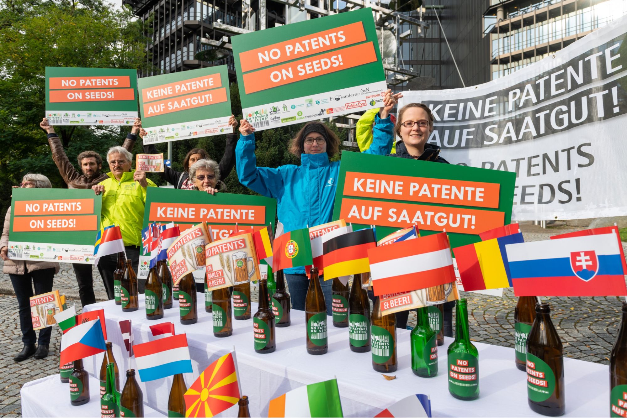 Protesta de la iniciativa No patents on seeds! en Múnich a las puertas de la Oficina Europea de Patentes