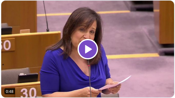 Zrzut ekranu przedstawiający przemawiającą Iratxe Garcię Perez, przycisk odtwarzania na środku