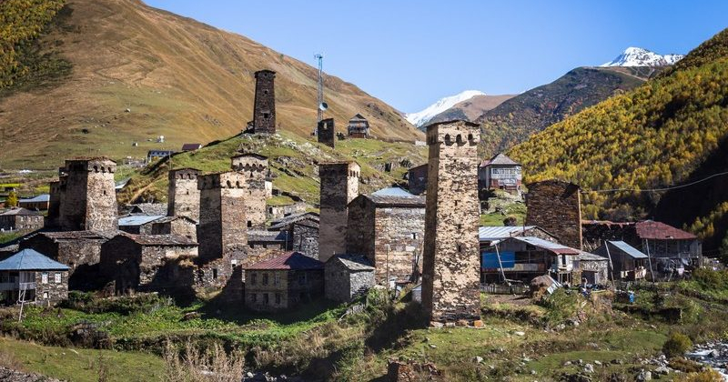 Un village dans les montagnes de Géorgie, des tours de protection typiques