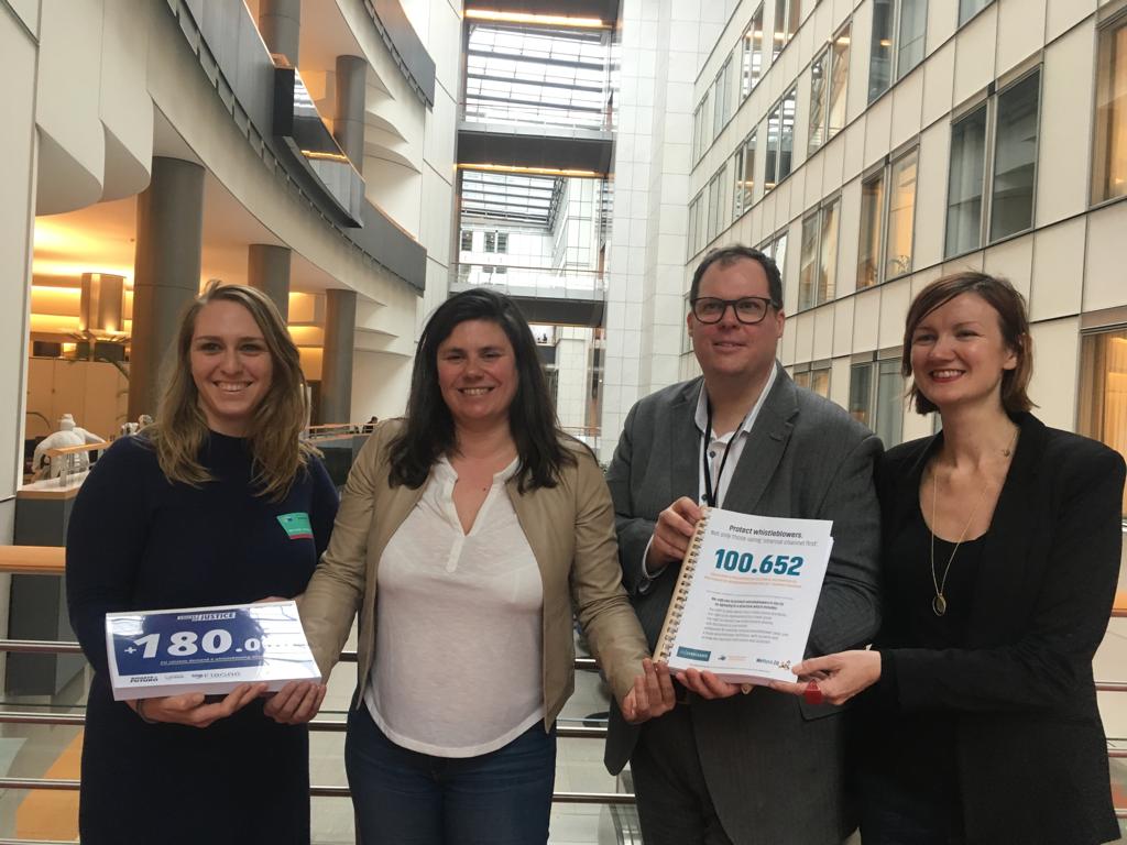 Übergabe der mehr als 100.000 Unterschriften zusammen mit unseren Partner/innen im EU-Parlament. Übergabe der mehr als 100.000 Unterschriften zusammen mit unseren Partner/innen im EU-Parlament.